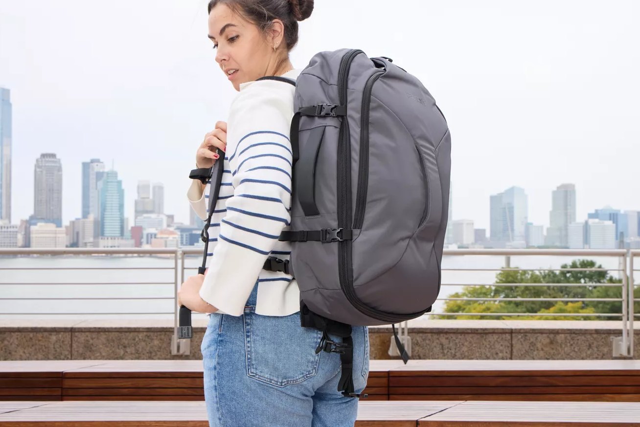 Level8 and Monos carry-ons side by side, wheels facing camera